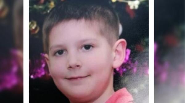 Poliția face apel la cetățeni pentru găsirea tatălui copilului de 8 ani, găsit mort pe bancheta din spate