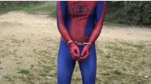 Italia. „Spider-Man” român, înarmat cu un cuțit, a dat lovitura într-un magazin de... ÎNGHEȚATĂ