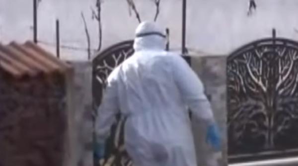 O româncă infectată cu COVID-19 s-a ales cu dosar PENAL după ce a încălcat măsura de izolare. O vecină a alertat autorităţile