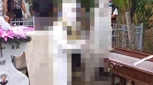 Cum a apărut un preot român la înmormântarea unui bolnav de COVID. Poza a devenit virală pe internet (FOTO)