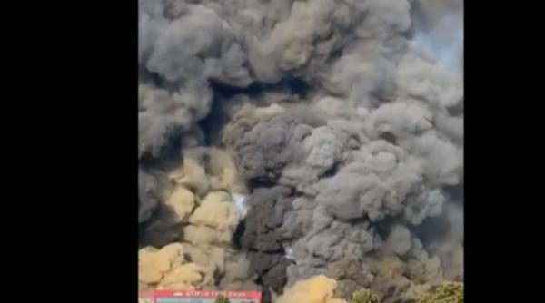 Incendiu uriaș în București. Pericol de explozie. Ard două hale