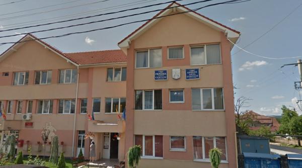 Satu Mare: Viceprimarul din Certeze, atacat de un bărbat cu un cuțit în primărie