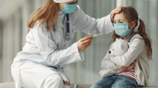 Copiii sub 5 ani, purtători ai unei încărcături mari de coronavirus