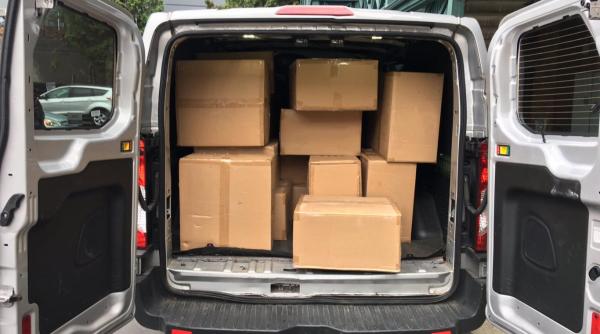 Italia. Pachetele trimise în România, NU mai ajung la destinație: Microbuz CONFISCAT, șoferul român AMENDAT