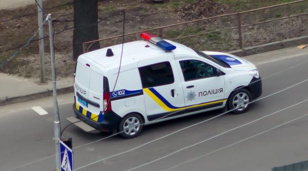 Ucraina. O femeie luată ostatică de un individ care ameninţă că se aruncă în aer, într-o bancă