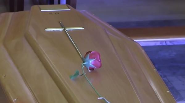 Un sicriu a luat foc chiar în timpul unei înmormântări, în biserică