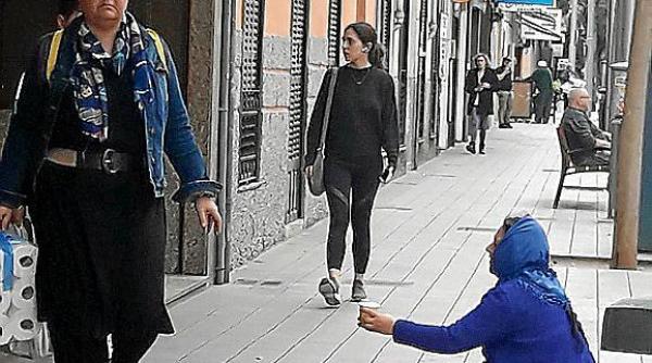 Doi soţi români, acuzaţi că obligau minore să cerşească în Italia