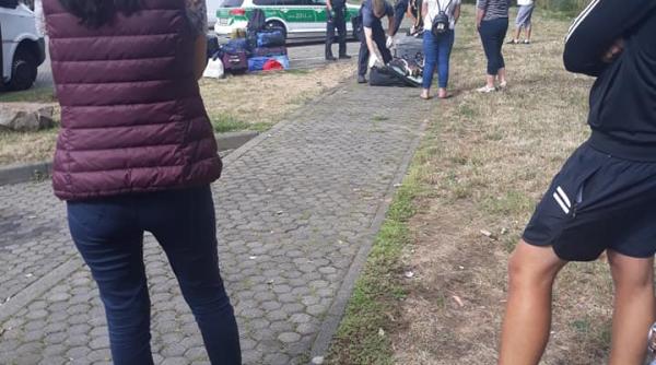 Germania. Româncă REVOLTATĂ după ce a fost controlată de poliţie şi jandarmi: "Ne-au căutat şi în pungile cu lenjerie intimă"