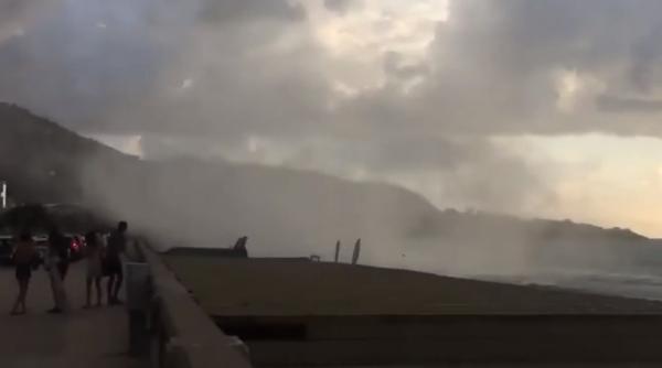 Clipe de groază în Sicilia. Un vârtej uriaș pornit din mare a pus pe fugă turiștii înspăimântați (VIDEO)