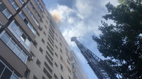 Incendiu într-un bloc cu ZECE etaje, din Bucureşti. Locatari BLOCAŢI la ultimul etaj. Se intervine de URGENŢĂ