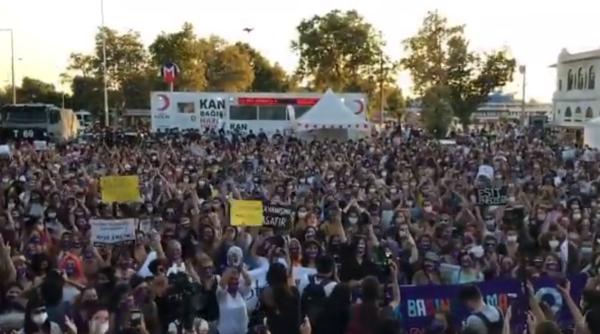 PROTEST în Turcia. Mii de femei au ieşit în STRADĂ: "Femeile nu vor IERTA!"