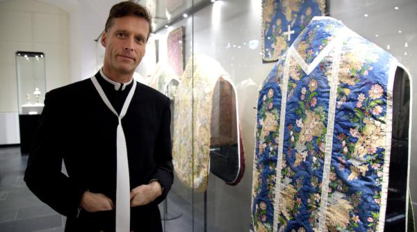 Austria: Preotul român, decorat de președintele Iohannis cu Ordinul Național „Serviciul Credincios“ în grad de Cavaler