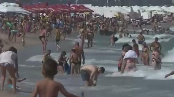 Turiştii au uitat de COVID-19 şi restricţiile impuse. Horă la Costineşti, în faţa unei terase