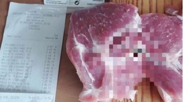 După ce a cumparat carne din supermarket, un român ne arată ce MÂNCĂM: Sper că l-au dezinfectat înainte