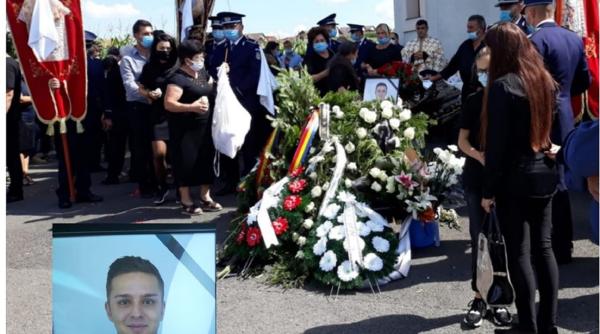 „Lacrimi și durere”. Alin, polițistul mort la doar 29 de ani, condus pe ultimul drum (VIDEO)