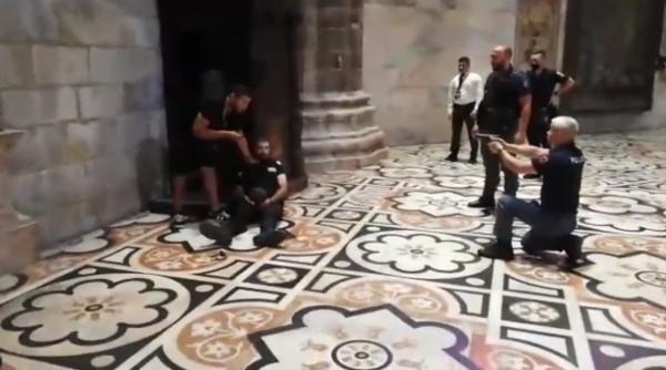 Imagini de coșmar la Domul din Milano: Un imigrant a luat ostatic un polițist și i-a pus cuțitul la gât (Video)