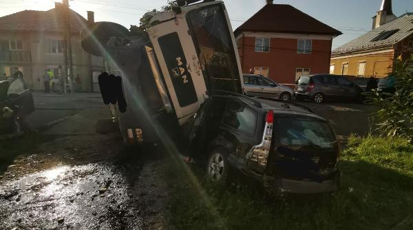 TIR răsturnat după ce i-a EXPLODAT un pneu. Mai multe maşini au fost avariate