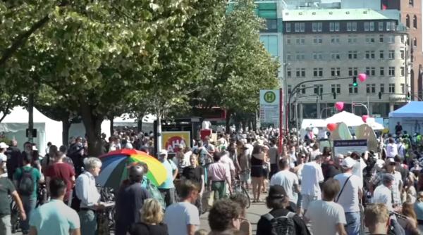 Germania. PROTESTE în două oraşe faţă de restricţiile antiepidemice. Poliţia a pus capăt manifestaţiilor pentru că nimeni nu purta MASCĂ