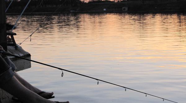 Bărbat cu handicap, salvat de la înec după ce a căzut dintr-o barcă. Doi pescari au crezut că e un peşte şi l-au agăţat cu undiţa