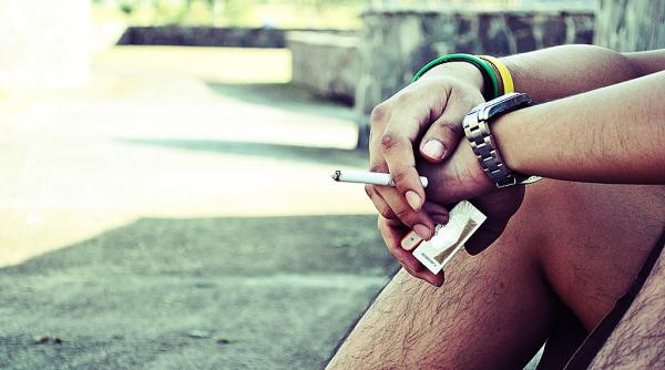 Controversă după interzicerea fumatului pe stradă în Spania: "Poate fi transmis COVID-ul prin fumul de ţigară?"