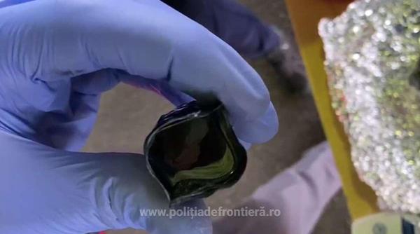 Cocaină de 10.000 de euro, ascunsă în rezervorul mașinii. DIICOT a intrat pe fir