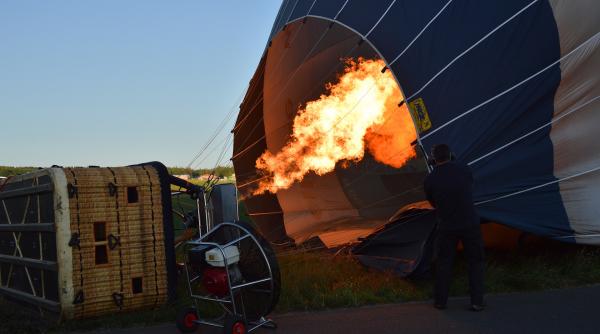 Germania. Peste o SUTĂ de persoane, implicate într-o operaţiune de salvare după ce un balon cu aer cald s-a prăbuşit. Toţi pasagerii au fost aruncaţi