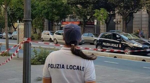 Italia. Un român s-a răzbunat pe un stâlp de iluminat public, apoi a atacat poliţiştii