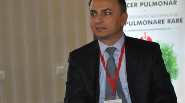 Medic român din UK: „Nivelul discuţiilor din România despre COVID-19, penibil. Medicina a ajuns terfelită de politicieni cu interese”