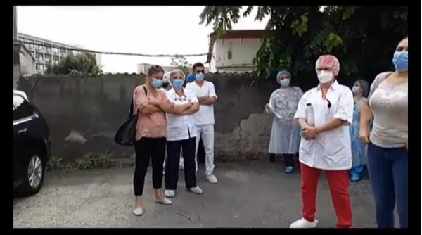 Protest la un spital Covid din București: Se cer demisii la vârf din curtea spitalului CF Witting 