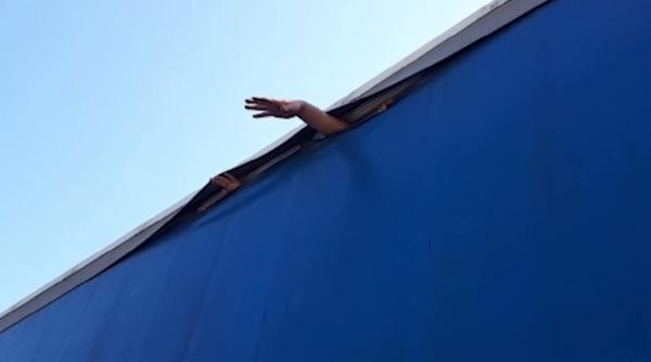 Germania. Patru persoane, la un pas de moarte în TIR-ul unui român. "Le ieșeau mâinile de sub prelată și strigau după ajutor!" - FOTO