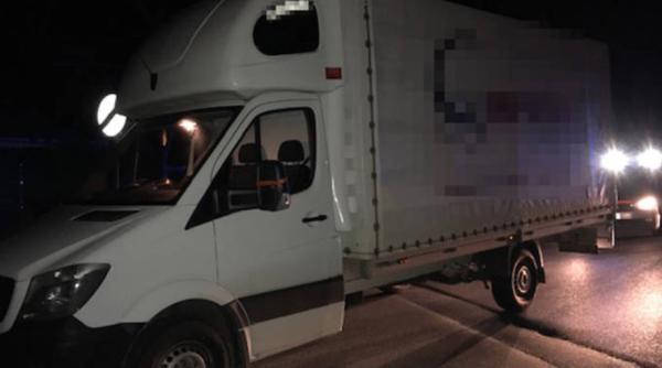 Austria. Șofer român arestat, după ce a primit 100.000 de euro ca să ascundă 21 de migranți în remorcă