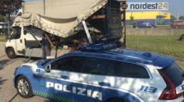 Italia. Un român transporta o camionetă furată, demontată în bucăți. Vroia să ajungă în ţară