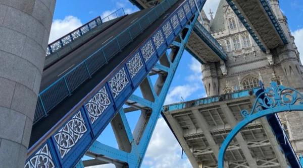 Haos la Londra. Celebrul Tower Bridge s-a blocat în timp ce era suspendat - FOTO/VIDEO
