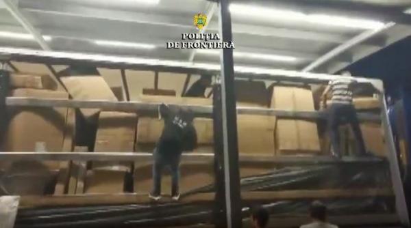 Cetățeni din Bangladesh au încercat să iasă ilegal din țară. Erau ascunși într-un TIR