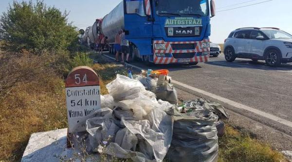 Mai mulți șoferi români de TIR au strâns toate gunoaiele de pe marginea șoselei, la Vama Veche, în pauza de 45 de ore