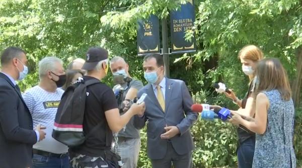 Protestatarul „Ceaușescu” cadou inedit pentru Orban: „Nu-l iau!”