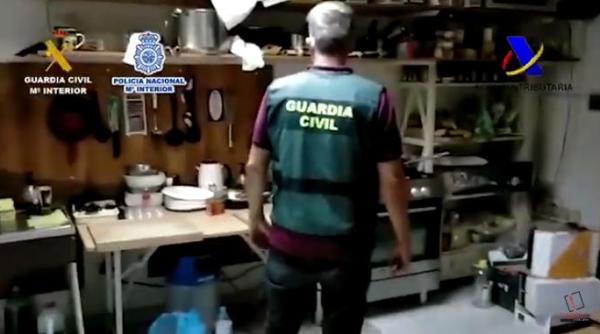 Spania. Doi români, membrii unei reţele care se ocupa de fabricarea ţigărilor.  Prejudicii de 21 de milioane de euro