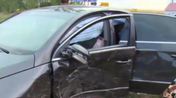 Două românce însărcinate, rănite într-un accident grav. Şoferul se uita la telefon