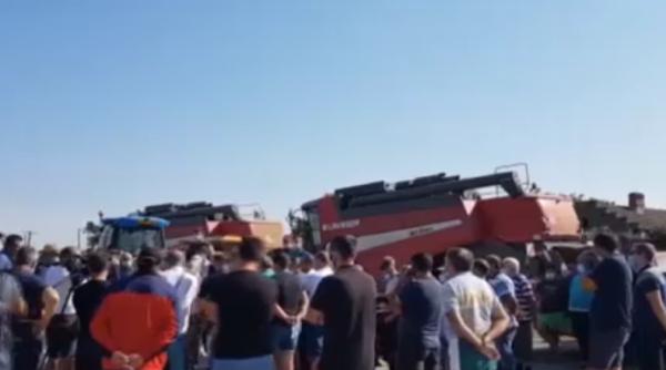 Sute de fermieri români protestează. Și-au scos utilajele în stradă