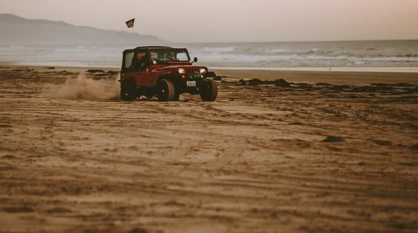 Constanța. Un șofer a scăpat de polițști după ce a ridicat un nor de praf în urma sa