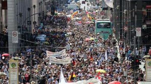 Germania. Site-ul poliţiei din Berlin, INVADAT de PROTESTE. Mii de cereri de înregistrare a manifetaţiilor au fost depuse