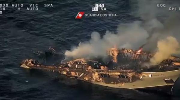 Italia. Imagini dramatice cu un iaht mistuit de flăcări. Ce s-a întâmplat cu oamenii aflați la bord (FOTO)