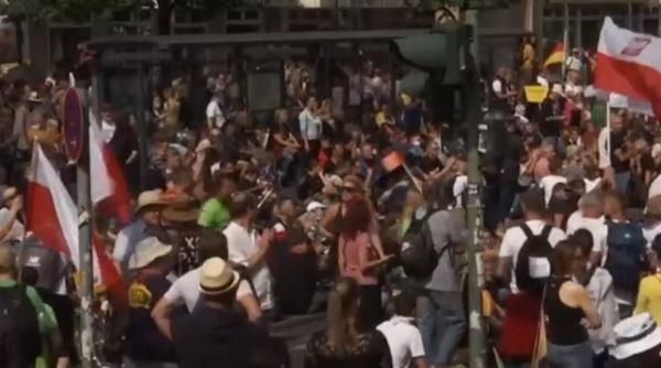 Manifestație „anticorona” de la Berlin, dispersată de poliție pentru că cei 18.000 de participanți nu păstrau distanța