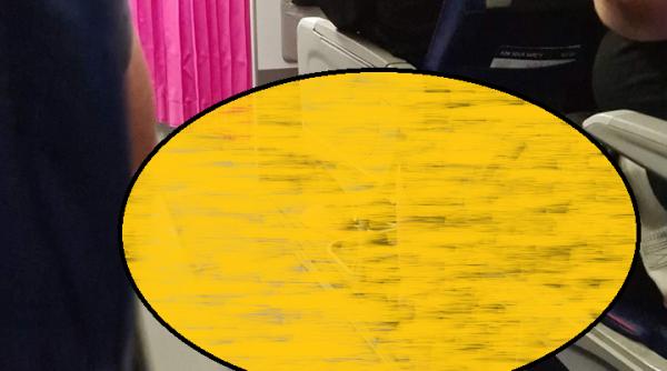 Cum a revoltat un român vecinii de zbor