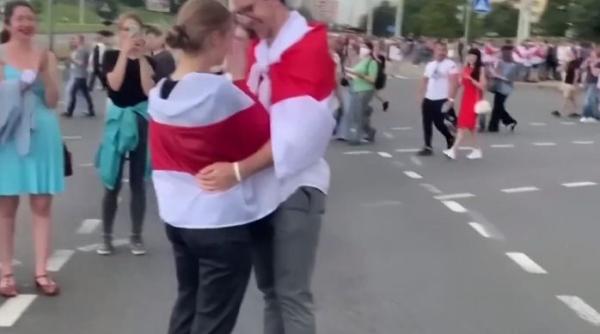 Belarus. Un tânăr şi-a cerut iubita în căsătorie în timpul protestelor 