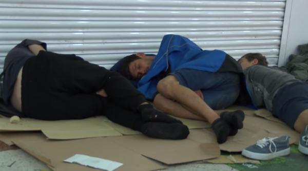 Marea Britanie. Zeci de români dorm pe cartoane, pe una din cele mai luxoase străzi din Londra: Șomajul i-a împins acolo