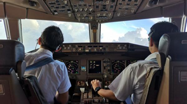Anchetă FBI, după ce un pilot de avion a spus că a trecut pe lângă un om care zbura