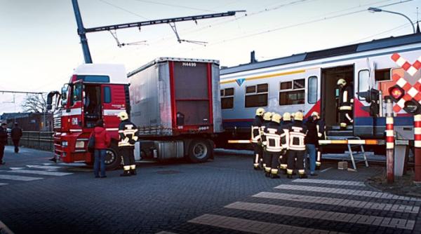 Belgia. Șofer român de TIR, accident teribil cu un TREN: Camioanele mai lungi de zece metri, INTERZISE în oraș