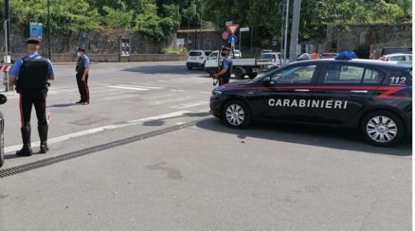 Italia. Un român a furat haine din magazine printr-un sistem ingenios. Cum au descoperit poliţiştii