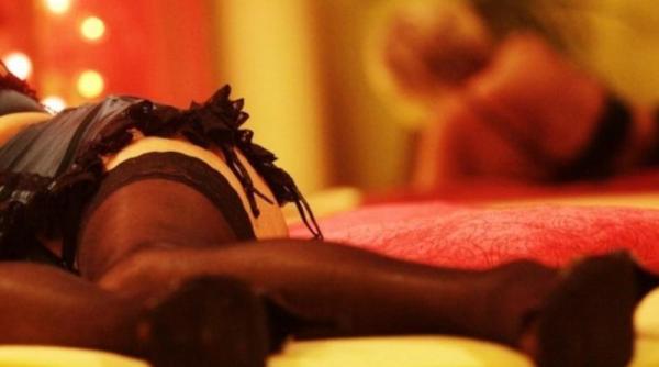 Mamă româncă şi fiicele ei, trimise la prostituţie de un băiat de 19 ani